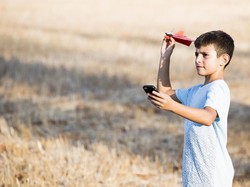Canggih! Main Pesawat Kertas Dikontrol dari Smartphone