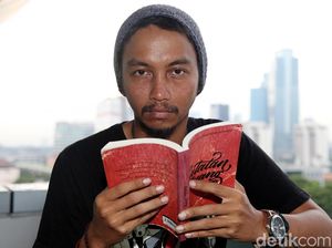 Fiersa Besari Kecelakaan di Makassar, Mobilnya Nyaris Masuk Jurang Fiersa Besari Kecelakaan di Makassar, Mobilnya Nyaris Masuk Jurang