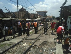 Tertabrak Kereta Api, Dua Orang Selamat