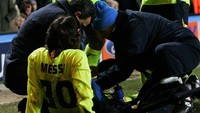 Messi mendapat perawatan setelah ditekel dengan keras oleh pemain Chelsea di Stamford Bridge musim 2005/2006. Sementara Ronaldinho dan Deco memprotes tekel keras yang dilakukan pemain lawan. (Mike Hewitt/Getty Images)