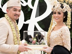 Pengantin Baru, Selvi Kitty Kompak Ganti Warna Rambut dengan Suami