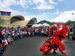 Barongsai di Halaman Keong Emas