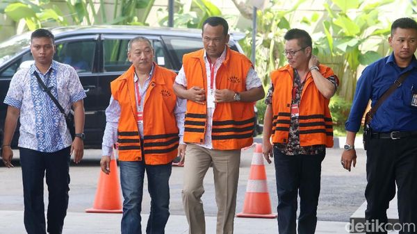 Saat 3 Tersangka Kasus Dugaan Korupsi Jalan Bareng Pakai Rompi Tahanan