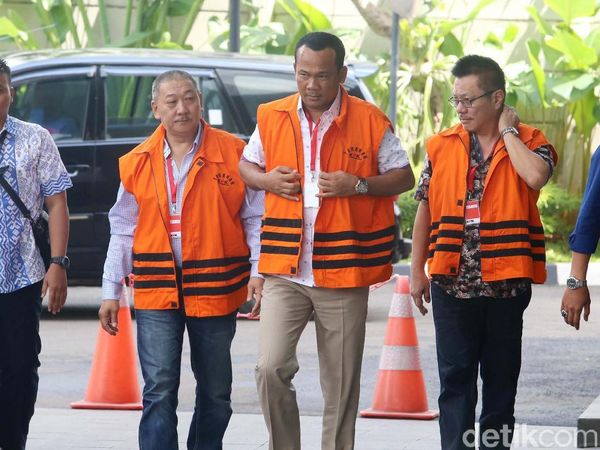 Saat 3 Tersangka Kasus Dugaan Korupsi Jalan Bareng Pakai Rompi Tahanan