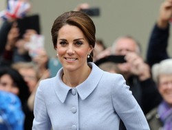 Bukan untuk Gaya, Ini Alasan Anggota Kerajaan Inggris Selalu Pakai Tas