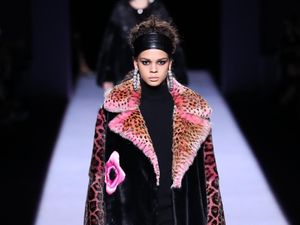 Foto: 25 Koleksi Terbaru Tom Ford, Busana Bergaya 80-an