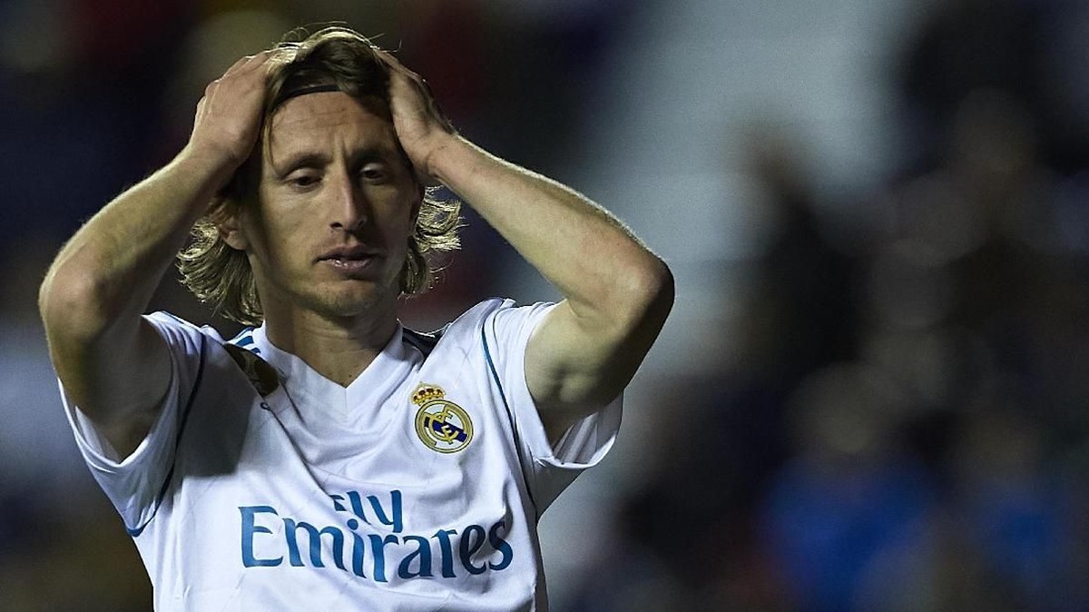 Luka Modric (Real Madrid) cedera hamstring. (Foto: Manuel Queimadelos Alonso/Getty Images)
