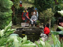 Bermain di Klenteng Kong Miao