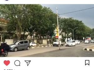 Bahaya! Tiang Listrik Ini Ada di Tengah Jalan Cirebon