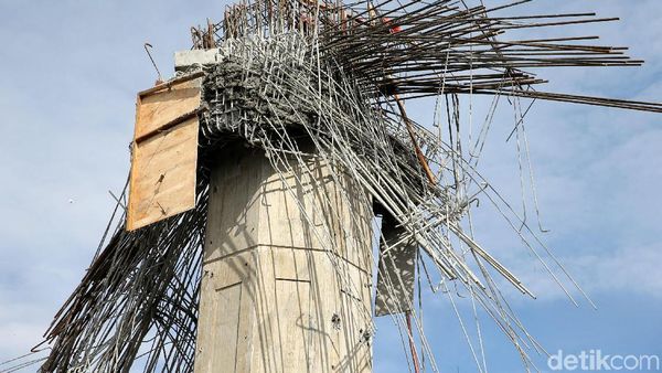 Foto: Bagian Tiang Girder Tol Becakayu Ambruk, Begini Kondisinya
