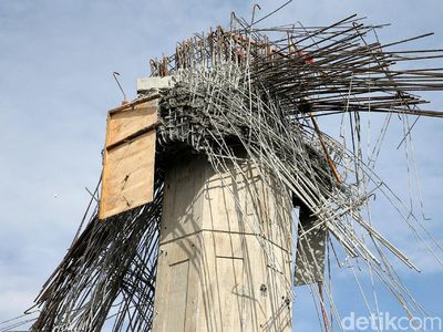 Foto: Bagian Tiang Girder Tol Becakayu Ambruk, Begini Kondisinya