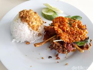 Bebek Kartika: Sedap! Nasi Hangat Berpadu Bebek Penyet Kemangi yang Pedas Menonjok