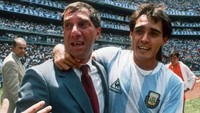 Lain lagi dengan kisah medali juara Piala Dunia 1986 milik pelatih Argentina Carlos Bilardo. Kesal karena timnya kebobolan dua gol di final, Bilardo memberikan medali juaranya kepada rekan kerjanya di turnamen tersebut. Belakangan Bilardo menyesali keputusannya itu. Foto: AFP PHOTO / AFP PHOTO / STAFF