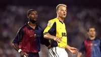 Nama Winston Bogarde memang tak cukup populer. Pria asal Belanda ini sempat main di Ajax lalu AC Milan, sebelum kemudian direkrut Barcelona di 1998. Pada tahun 2000 dia hijrah ke Chelsea dan bermain sampai 2004. (Foto: Shaun Botterill/Allsport/Getty Images)