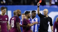 City kehilangan satu pemain di akhir babak pertama setelah Fabian Delph dikartu merah. Foto: Carl Recine/Action Images via Reuters