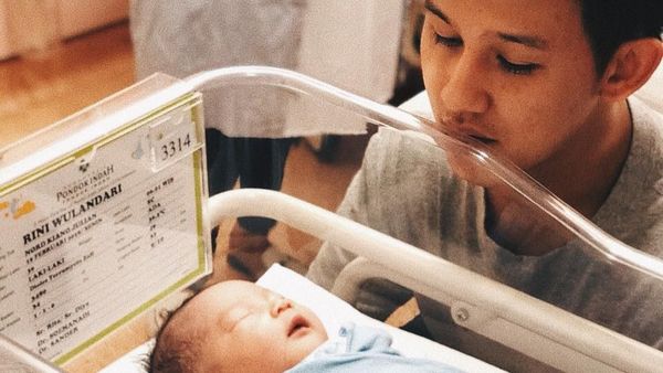 Jevin Julian dan 5 Artis Ganteng yang Jadi Ayah di Usia Muda