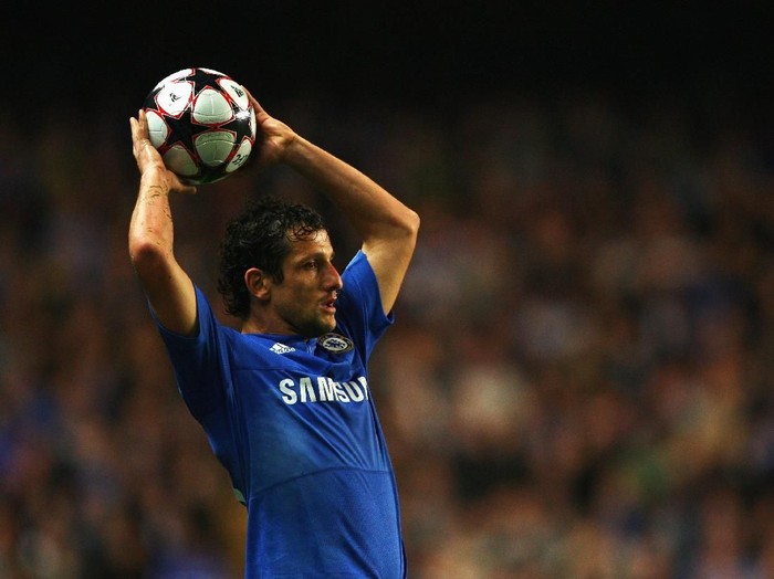 LONDON - OCTOBER 21:  Juliano Belletti of Chelsea takes a throw in during the UEFA Champions League Group D match between Chelsea and Atletico Madrid at Stamford Bridge on October 21, 2009 in London, England.  (Photo by Richard Heathcote/Getty Images)