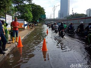 Genangan Sebelum Perempatan Kuningan karena Pipa PAM Bocor
