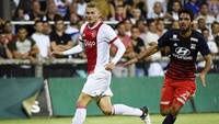 8. Matthijs de Ligt (bek tengah). Pemain jebolan akademi Ajax ini tengah menjalani musim keduanya di tim senior klub itu, mencetak 2 gol dari 29 laga musim ini. Ia lahir di Leiderdorp, Belanda, pada 12 Agustus 1999 alias 18 tahun lalu. (Foto: JEAN-PHILIPPE KSIAZEK/AFP Photo)