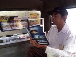 Asyik, Naik Angkot Ini Bonus Baca Buku dan Minum Gratis