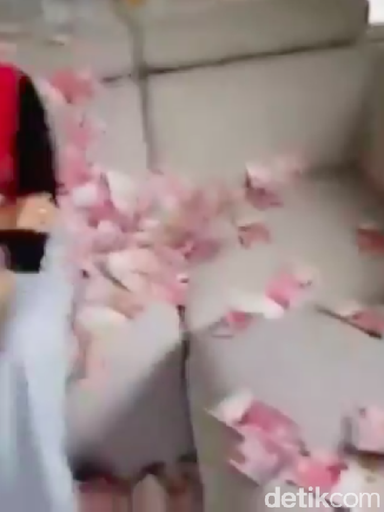 Video Gebyur Uang ke Wanita Diduga Pelakor, Ini Cerita di Baliknya Video Gebyur Uang ke Wanita Diduga Pelakor, Ini Cerita di Baliknya
