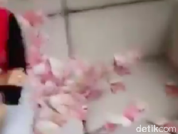 Viral Aksi Bu Dendy Nyawer Temannya yang Dituding Pelakor
