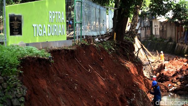 Longsor, Turap RPTRA Tiga Durian Diperbaiki
