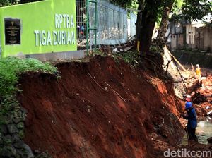 Longsor, Turap RPTRA Tiga Durian Diperbaiki