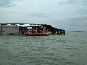 Kapal Kayong Utara Bawa 37 Orang dan 9 Truk sebelum Karam di Sumsel