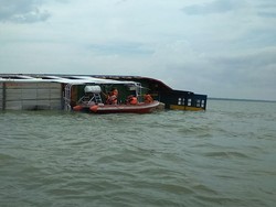 Kapal Kayong Utara Bawa 37 Orang dan 9 Truk sebelum Karam di Sumsel