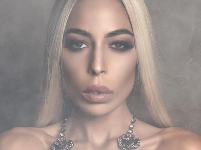 Foto: Gaya Seksi Kaila Methven, Pewaris Kekayaan Ayam KFC