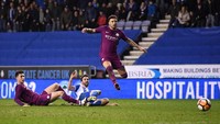 Meski lebih banyak bertahan, Wigan mampu mengejutkan City lewat gol Will Grigg di menit ke-79. Foto: Michael Regan/Getty Images