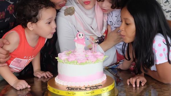 Ini 10 Pose Makan Keluarga Wakil Walikota Palu, Sigit Purnomo Alias Pasha Ungu