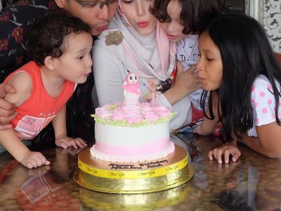 Ini 10 Pose Makan Keluarga Wakil Walikota Palu, Sigit Purnomo Alias Pasha Ungu