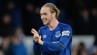 7. Tom Davies (gelandang). Di usia 19 tahun, pemain kelahiran Liverpool pada 30 Juni 1998 ini sedang menjalani musim ketiganya di tim senior Everton (walaupun baru musim penuhnya yang kedua). Tak kurang dari 33 laga sudah ia jalani musim ini. (Foto: Peter Powell/Reuters)