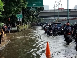 Genangan Muncul Sebelum Perempatan Kuningan, Lalin Macet