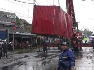 Evakuasi Truk Terguling, Kemacetan Jalur Surabaya-Malang Terurai