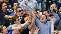 Saat menjuarai Premier League tahun 2006 bersama Chelsea, Jose Mourinho membuang medalinya ke suporter yang ada di Stamford Bridge. Tahun 2008, diketahui medali itu telah dilelang oleh orang yang beruntung mendapatkan lemparan dari Mourinho, Sebastian Kayll, seharga 21.600 pound (saat itu sekitar Rp 388 juta). Foto: AFP PHOTO / ADRIAN DENNIS
