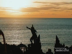 Menikmati Ragam Keindahan Bahari di Pantai Uluwatu Bali
