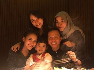 Begini Nih Gaya Ayu Ting Ting, Bilqis dan Keluarganya Kulineran