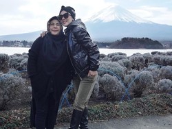 Foto Bersama, Beda Gaya Ibu Syahrini dan Reino Barack Jadi Sorotan