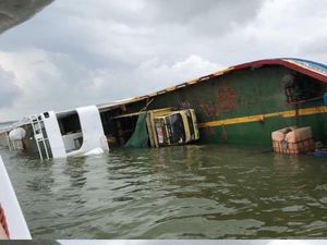 Kapal Kandas di Perairan Palembang, 8 Truk Ikut Terbalik