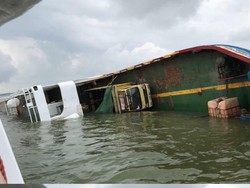 Kapal Kandas di Perairan Palembang, 8 Truk Ikut Terbalik