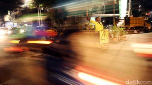 Pasukan Kuning Perbaiki Jalan Wahid Hasyim
