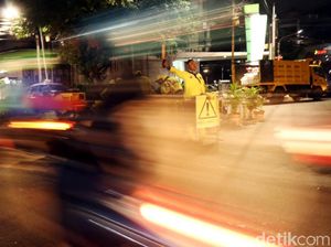 Pasukan Kuning Perbaiki Jalan Wahid Hasyim