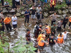 24 Orang Tewas, Bus Masuk ke Jurang Dalam dan Nyebur Sungai di Pagar Alam 24 Orang Tewas, Bus Masuk ke Jurang Dalam dan Nyebur Sungai di Pagar Alam