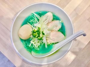 Ramen Berkuah Biru dari Jepang Kembali Jadi Sensasi Dunia Maya