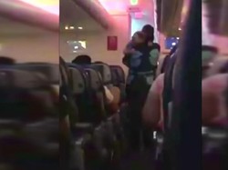 Bayi Menangis Terus di Pesawat, Pramugari Ini Nyanyikan Lagu