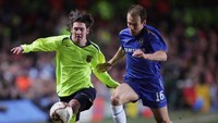 Messi berebut bola dengan Arjen Robben saat Barcelona bertamu ke London di babak 16 besar Liga Champions 2005/2006. Barcelona membawa kemenangan 2-1 dari laga ini. (Mike Hewitt/Getty Images)