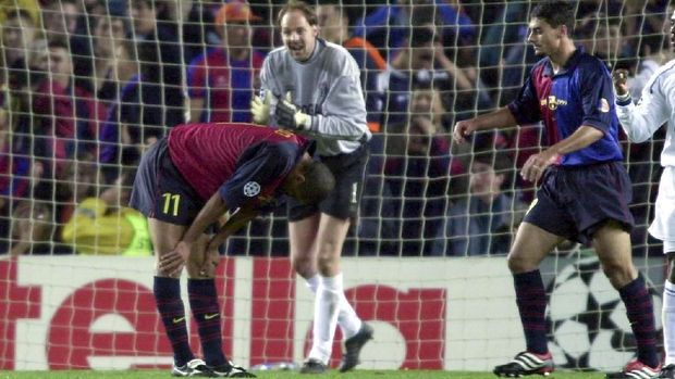 Rivaldo gagal mencetak gol penalti ke gawang Chelsea.